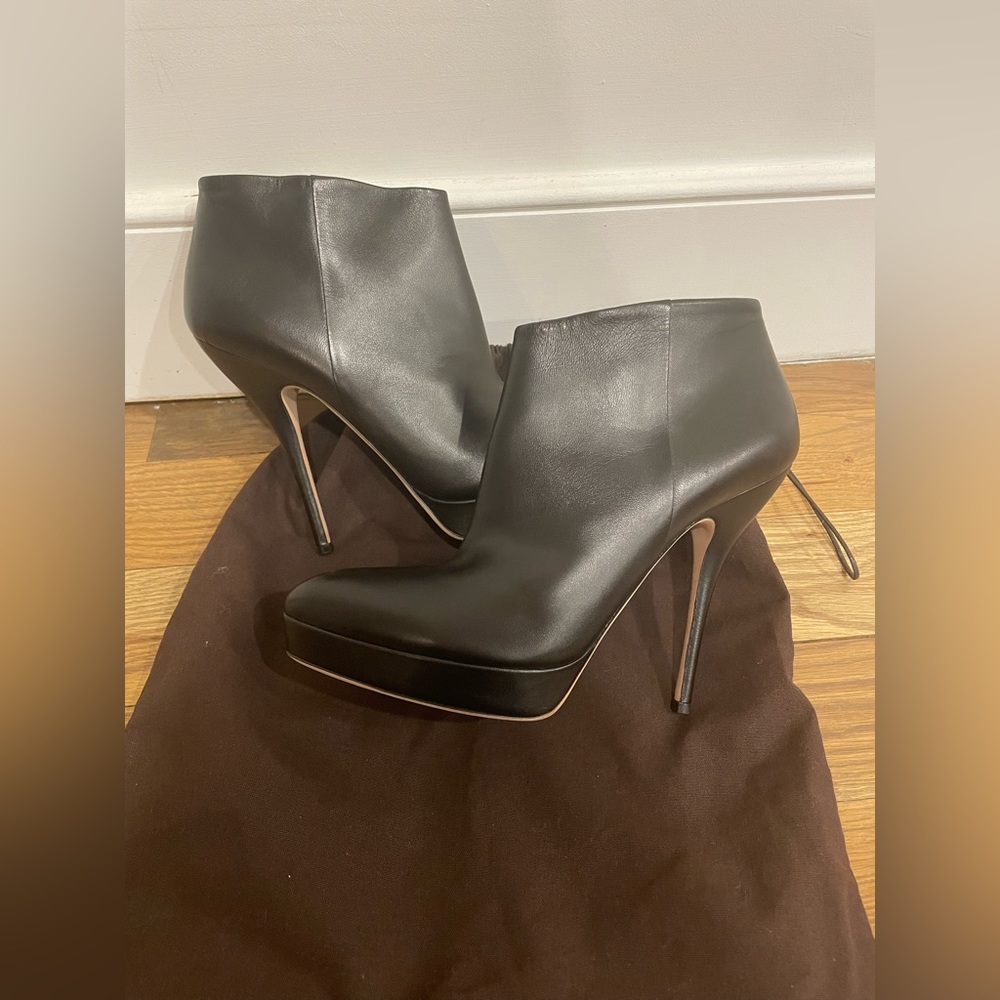 NWT Gucci Black Leather Ankle Boots Size 41